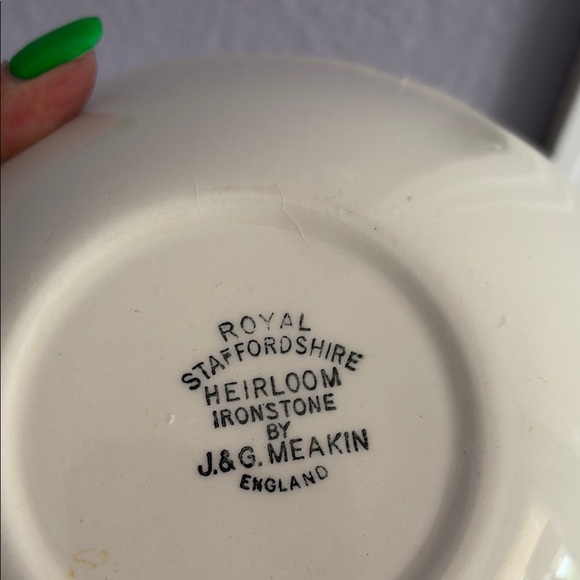 Johnson Brothers Red and Green Dinnerware Set - Picture 3 of 5